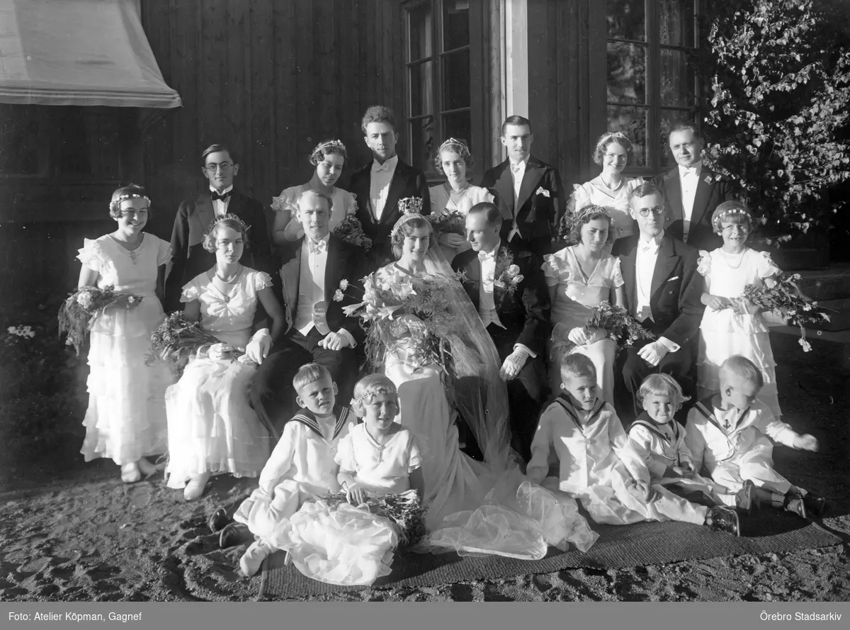 Brudpar med gäster

Mellersta raden från vänster: nr 8 Åsa Romson (född 1909-12-15)