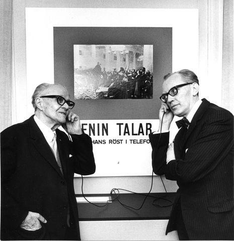 Invigningstalaren bokförläggaren Einar "Texas" Ljungberg t v och
museichefen Gilbert Svenson lyssnar till Lenins inspelade röst i en
telefon i utställningen.