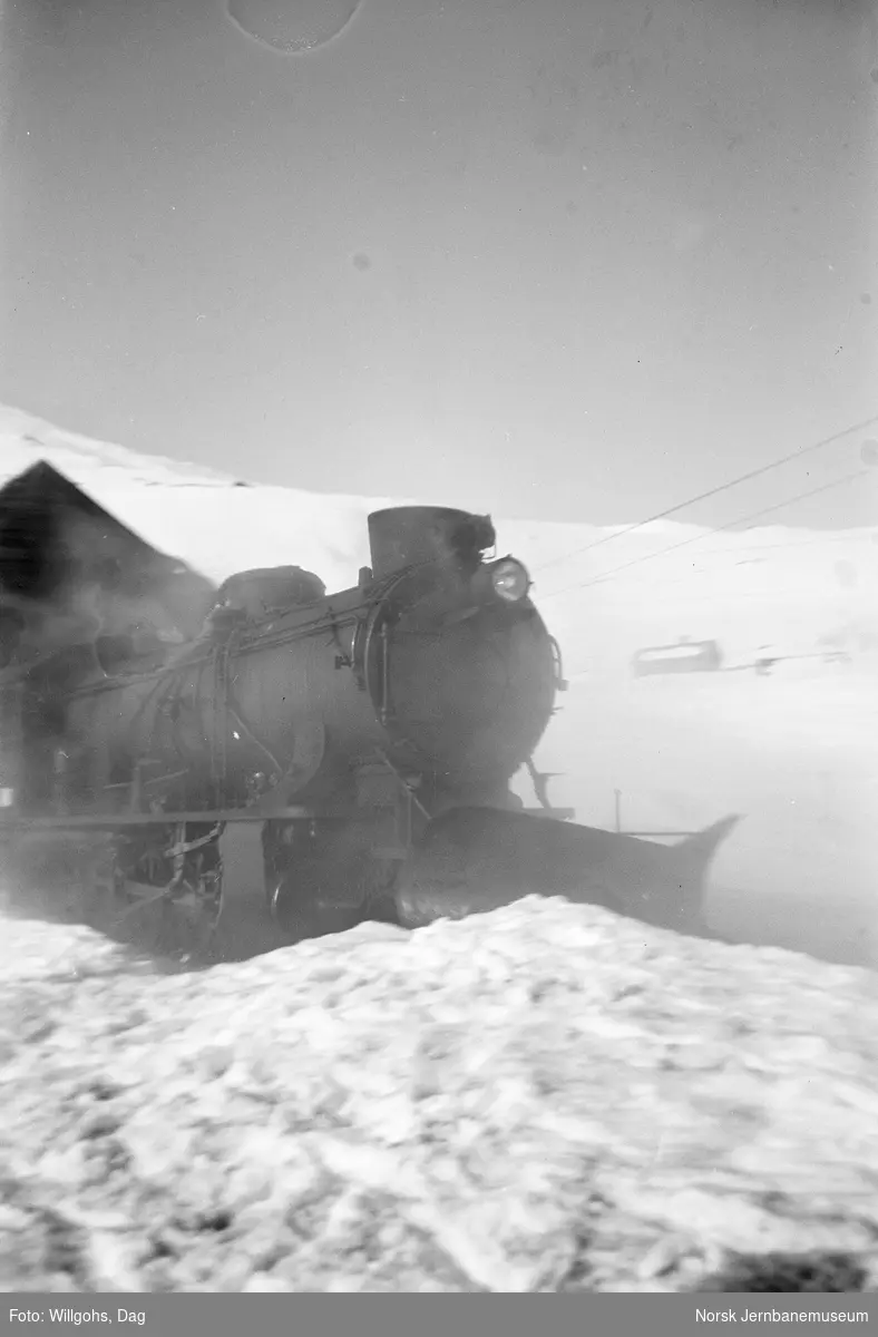 Damplokomotiv type 39a kjører ut av Gravehalsen tunnel ved Upsete