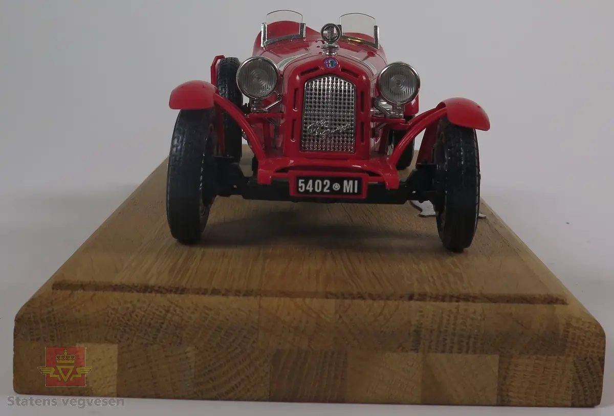 ALFA ROMEO 8C 2300 MONZA miniatyr bil i metall og plast. Rød med svart interiør og svarte dekk. Skala 1/18, Bilen er bygd som et byggesett og montert på en base/bunn laget av tre.