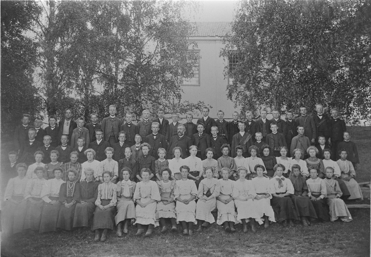 Konfirmanter ved Holmen kirke. Uten år, men omkring 1910-15.