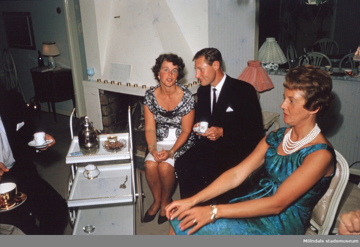Margit Wannerberg (till vänster), okänd man samt hennes syster på kalas i Pixbo. Efter 1958.