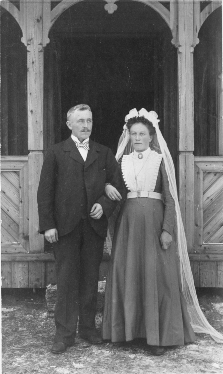Brudebilde av Halvor N.Kvisle og Sigrid (f. Ruud). Foran borgerstua i Sigdal. Uten år, ca. 1900-20.