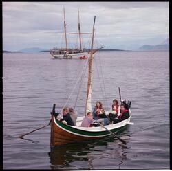 Brudepar roes i land i en nordlandsbåt. "Anna Rogde" i bakgr