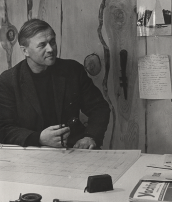 Jan Herman Linge sitter ved et bord med tegninger. Foto/Photo
