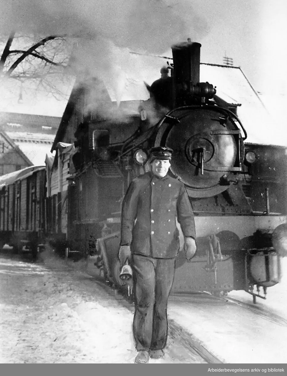 Havnebanen var en 2,2 km lang forbindelse mellom Oslo Ø og Oslo V. Togene kjørte i gangfart og det gikk alltid en jernbanemann foran lokomotivet og varslet togets ankomst ved å ringe med en bjelle. Nedlagt 1980. Foto Januar 1946