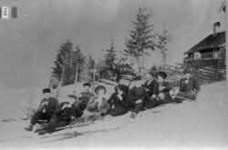 Rast under skitur, omkring 1905. Ukjente personer og sted, m