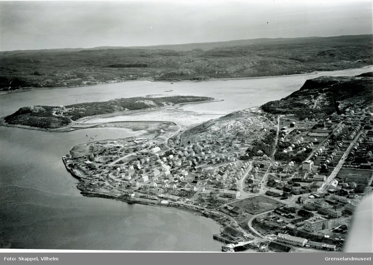Flyfoto over Kirkenes sentrum og Prestøya med utsikt mot Svartaksla.