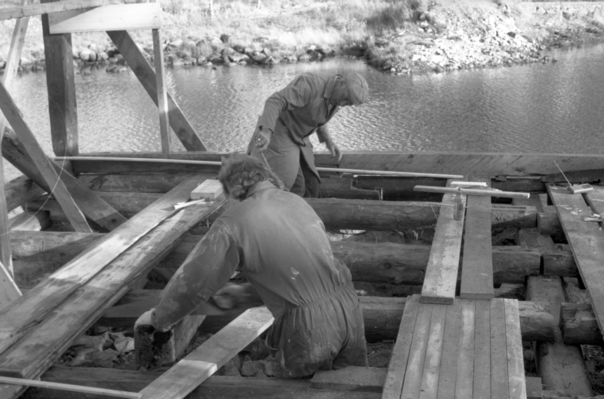 Dokumentasjonsbilder i serie fra gjenoppføringa av Larsnesbua, også kallt Seljeset-buda på Sunnmøre Museum, februar 1992. Einar Fagerli er arbeidsleiar for arbeidet, og det er gjennom "Arbeid for trygd"- ordninga ein har fått folk til arbeidet.