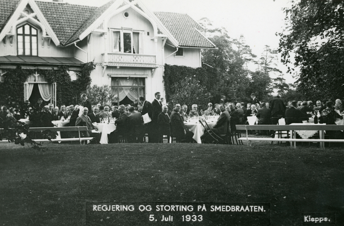 Regjering og Storting på besøk på Johan H. Andresens villa Smedbråten 5. juli 1933.  Ikkje lenge etter vart den gamle villiane riven, og den nye store villaen vart bygd.