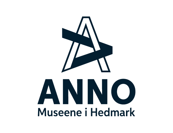 ANNO_Logo_Sentrert_Sort.png. Foto/Photo
