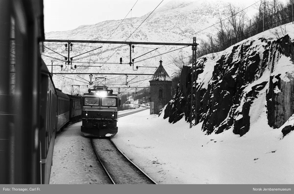 Kryssing på Rombak stasjon mellom persontog til Bjørnfjell og elektrisk lokomotiv El 15 2194