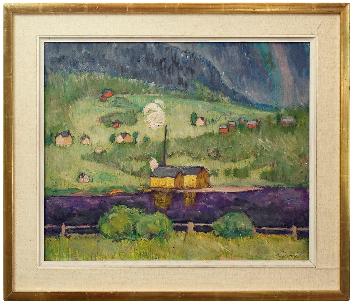 Landskap i klara färger där sågverket i gult speglar sig i lilaskimrande vatten, mot bakgrund av ljusgröna fält med enstaka hus och blånande berg. Med förenklade former och komplementfärger representerar Nils Dardel tidens begynnande modernism.