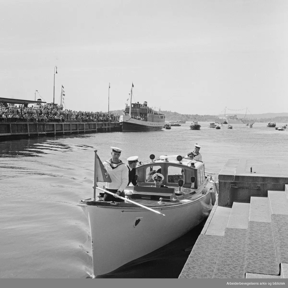 Kong Olav V ankommer Oslo etter signingsferden. Juli 1958.