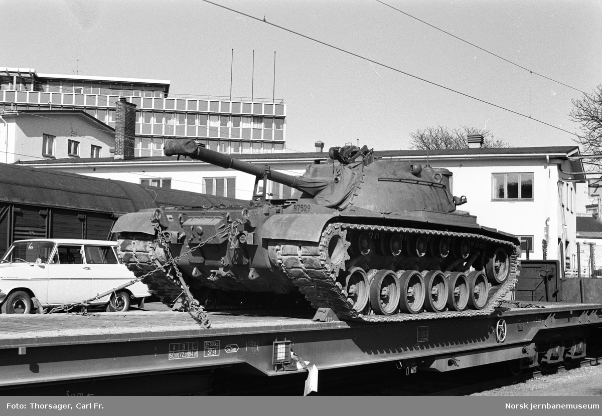 En av Forsvarets stridsvogner lastet opp på spesialtransportvogn litra Samp