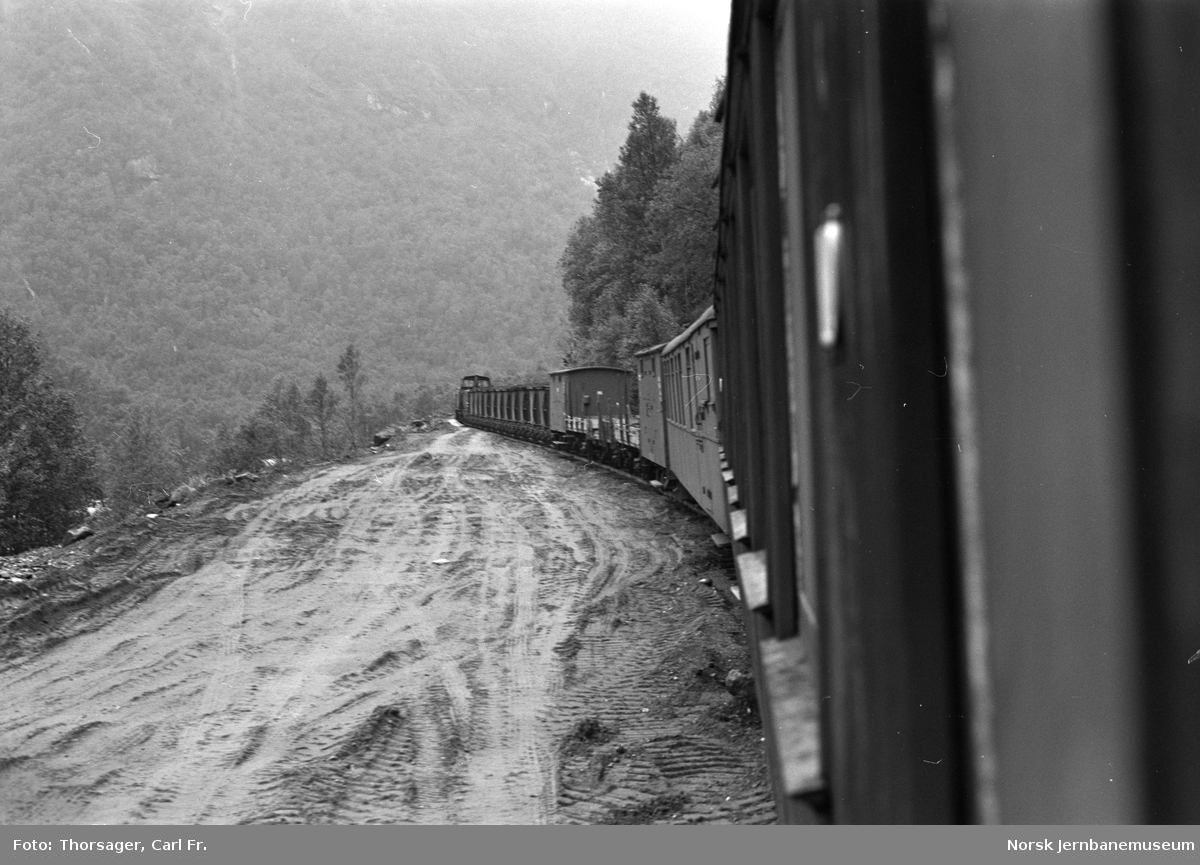 Ombord i et av de siste togene til Finneid før Sulitjelmabanens nedleggelse. Utfylling for bygging av ny vei pågår