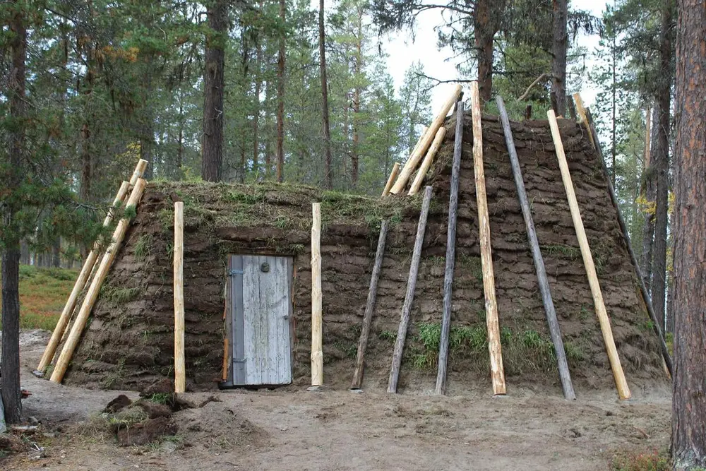 Eksteriør av vintergamma på Blokkodden villmarksmuseum.