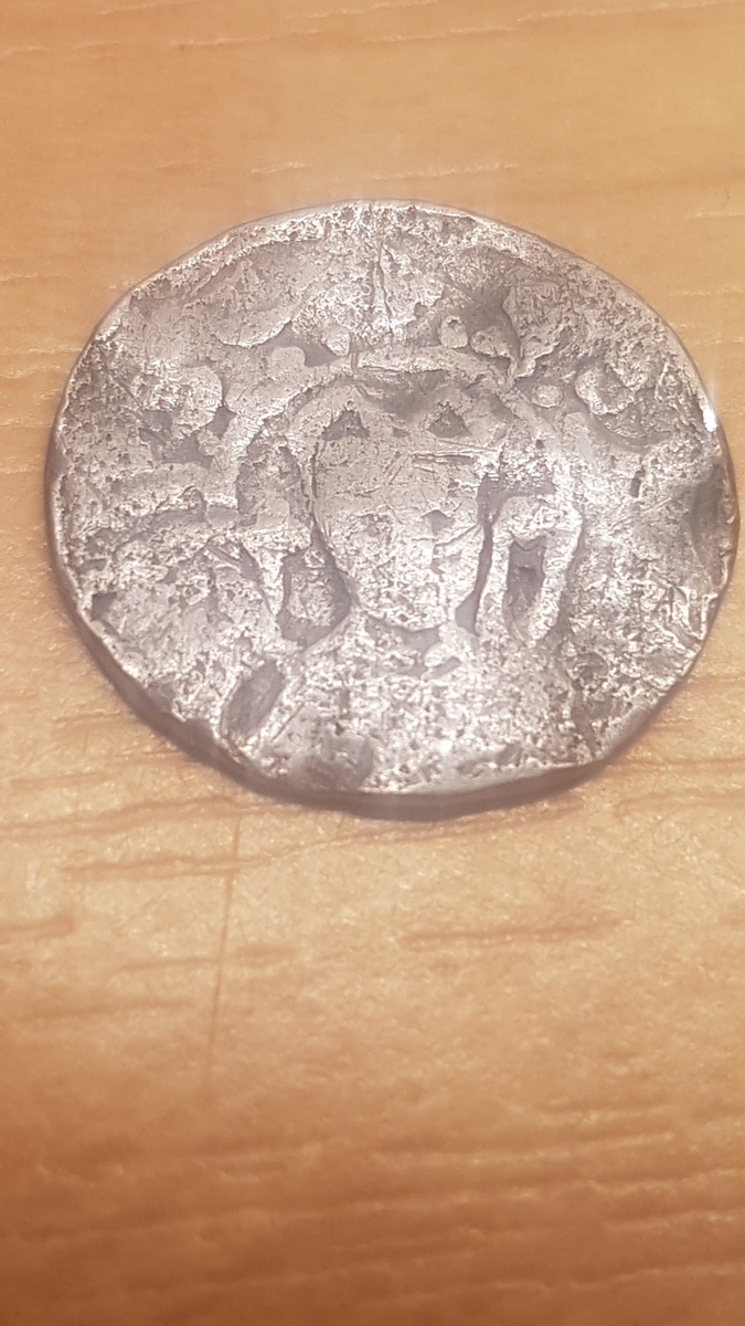 Utländskt, möjligen tyskt silvermynt från 1200- eller 1400-talet.