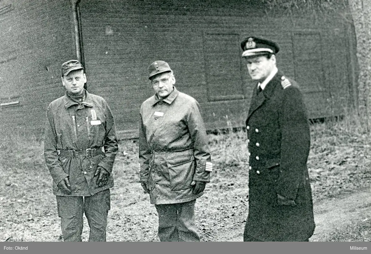 F.vr. Chefen Ing 2 Carl Edholm, sedan förmodligen en utländsk officer och mannan till höger är nog ett följebefäl.
