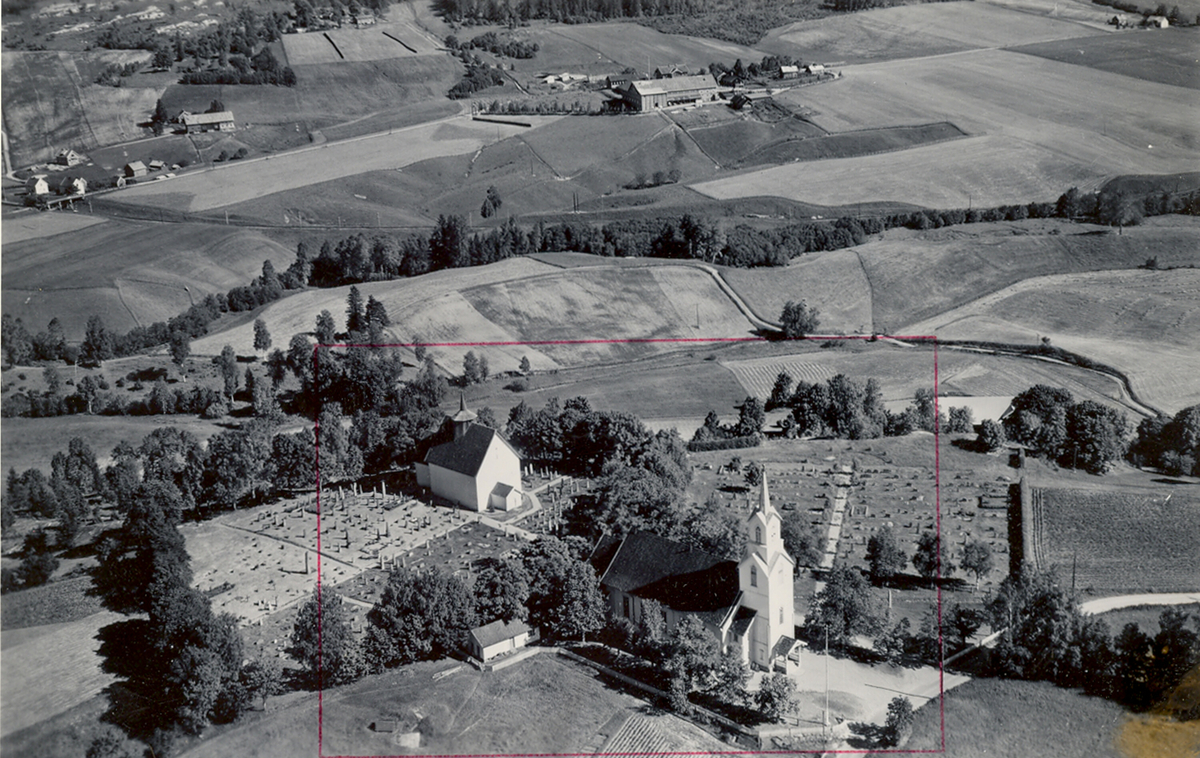 Flyfoto av kyrkjene på Bøhaugen, tatt 5. juli 1952.