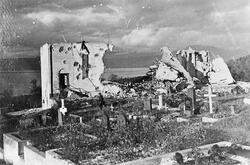 Narvik. Ruiner av gravkapellet. Gravstøtter foran, ruin av k