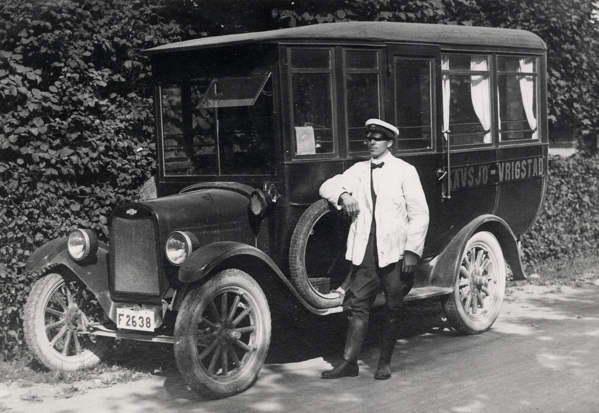 Bussen Sävsjö-Vrigstad med chauffören Axel Johansson stolt stående bredvid, 1920-1925.