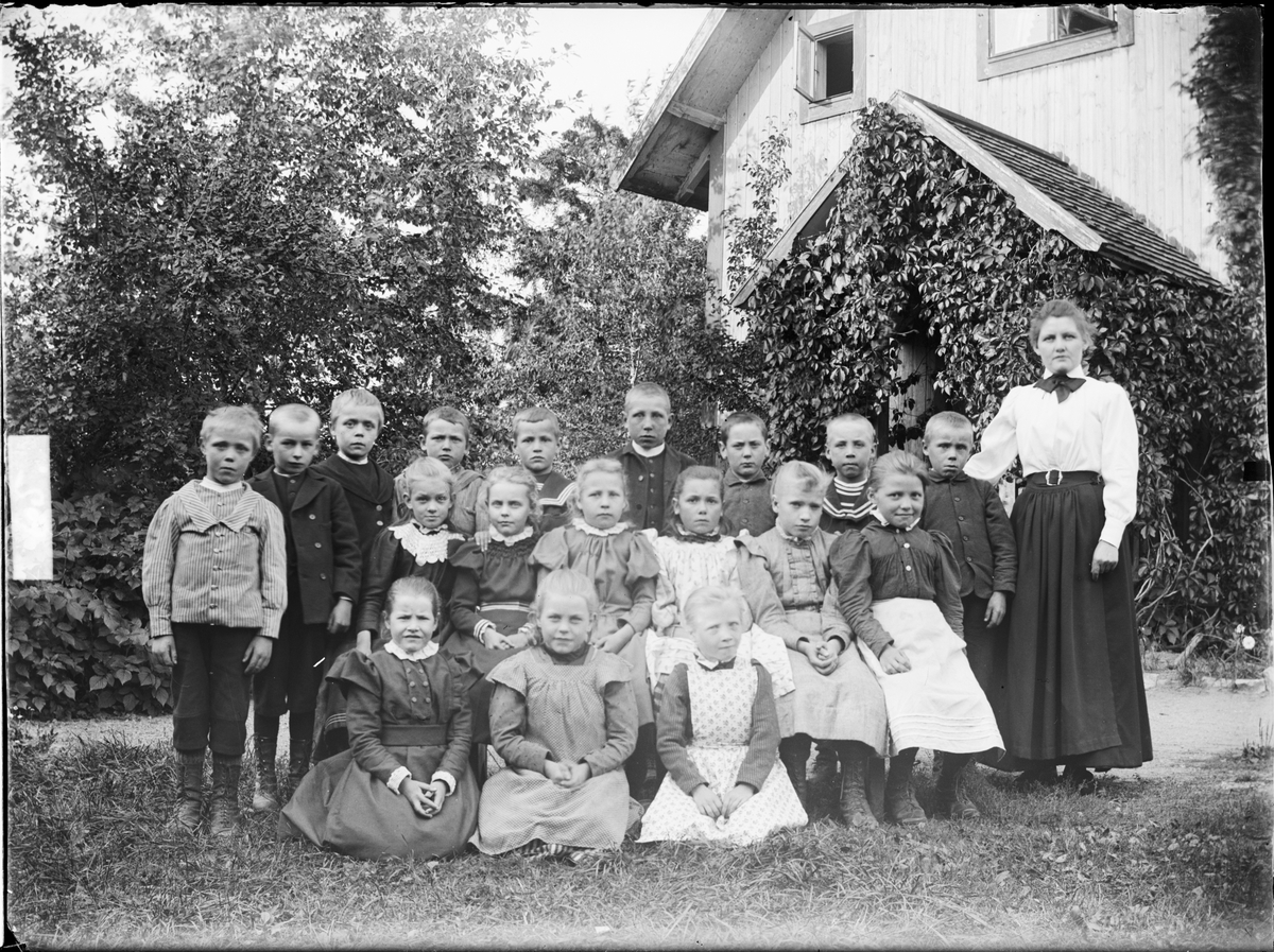 Skolklass i Bärby småskola, Locksta, Funbo socken, Uppland ...