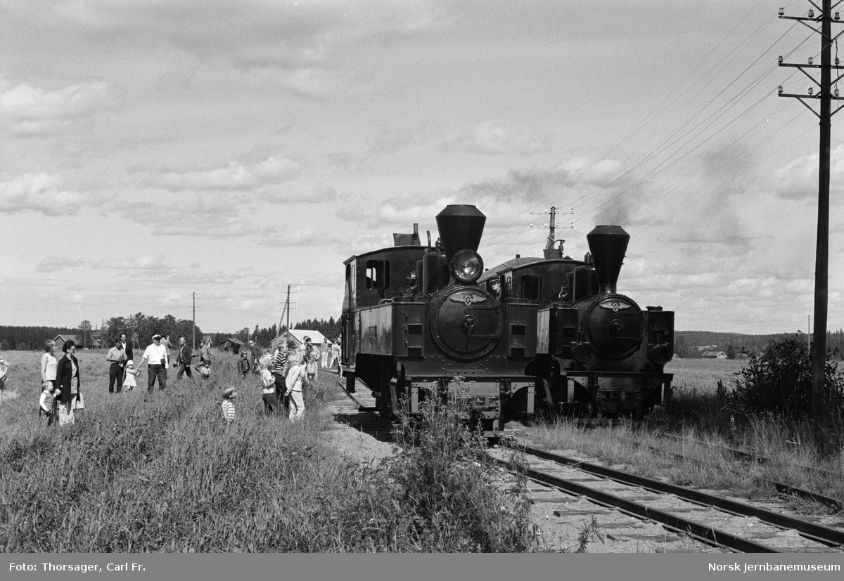 Urskog-Hølandsbanens damplokomotiver HØLAND (t.v.) og SETSKOGEN på banens endestasjon Fossum
