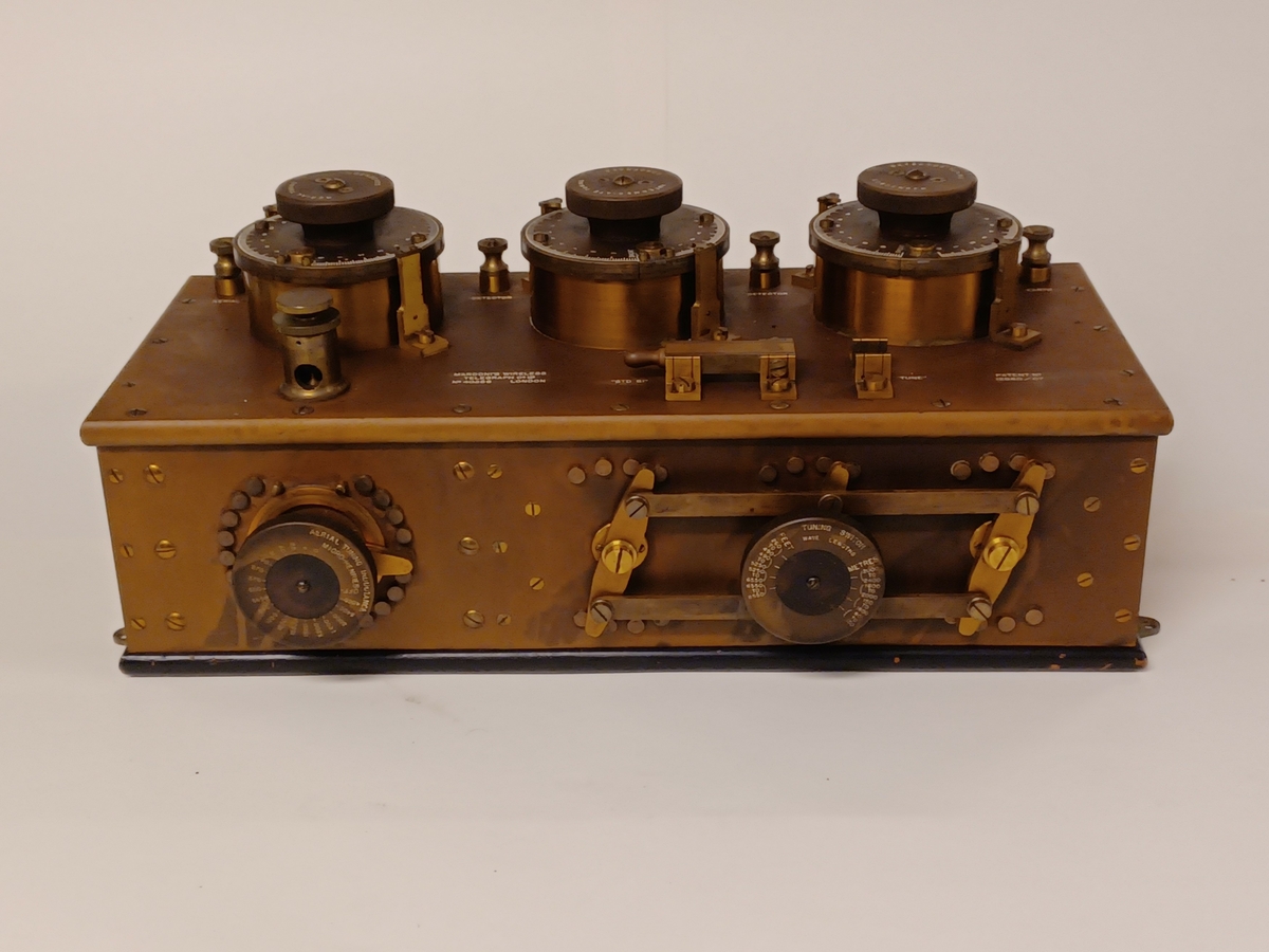Radiomottagare: The Universal Marconi crystal receiver for low resistance crystals, 200-3400 m. För användning med gniststation enligt Marconis system.