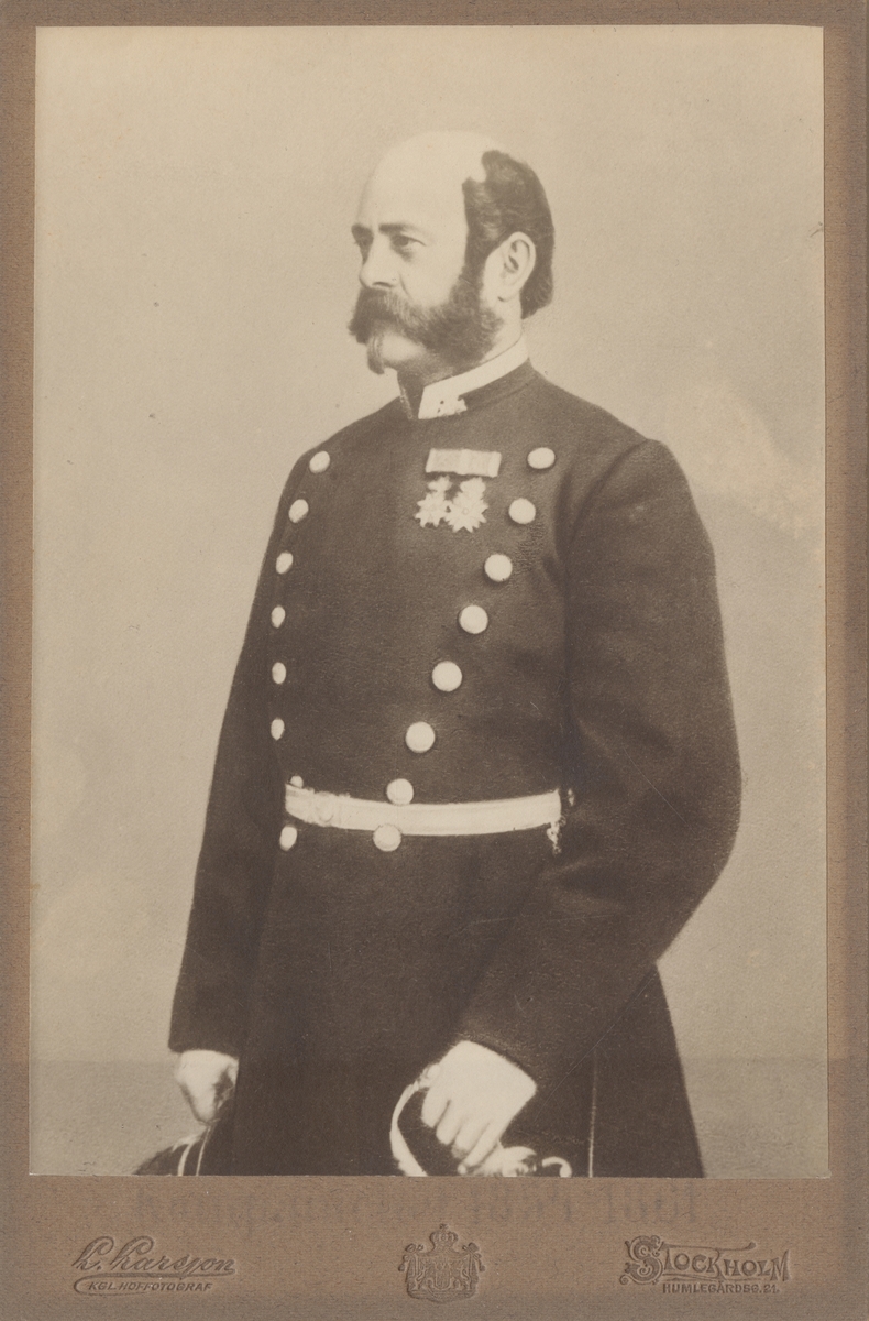 Porträtt av Eric Wilhelm af Edholm, överste vid Andra livgardet.

Se även bild AMA.0007196.