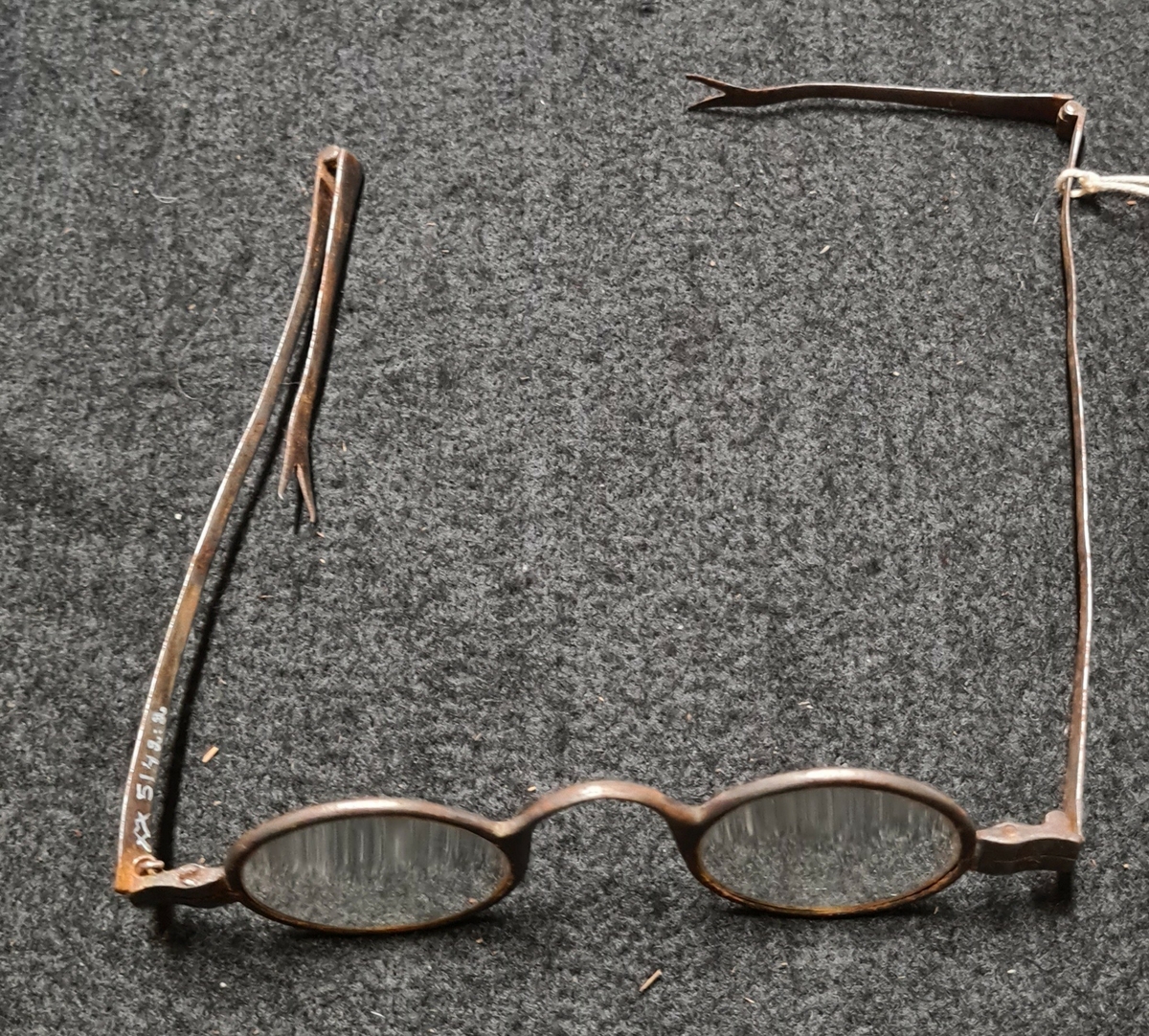 Glasögon med runda glas och järnbågar, från Gamla Lödöse, Västergötland.