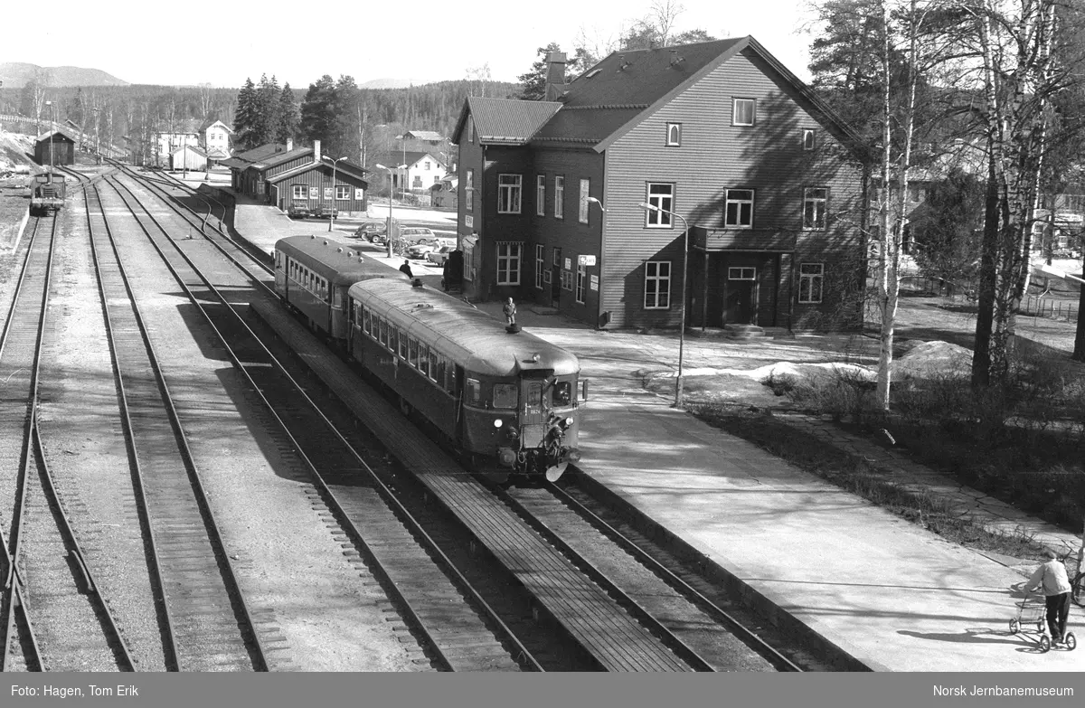 Dieselmotorvogn BM 86 24 med styrvogn BFS 86 med persontog til Hamar på Rena stasjon på Rørosbanen