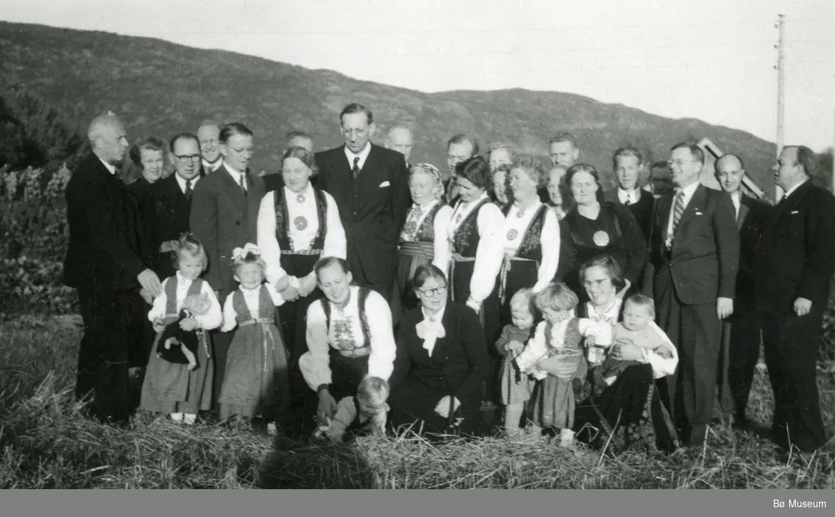 Familiegruppe frå Valen i Bø fotografert ute på ein åker som er skore