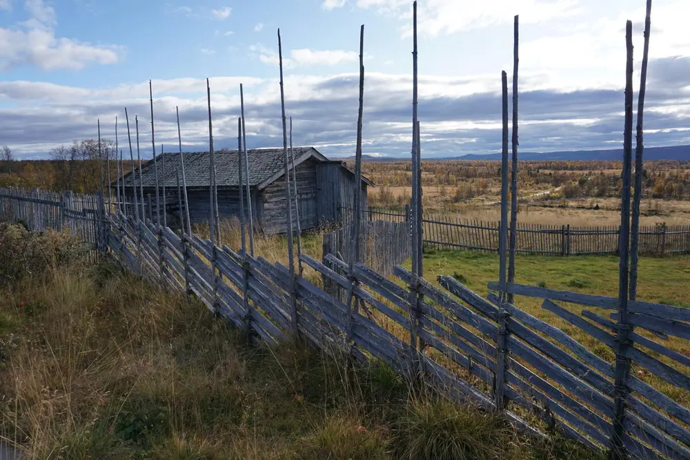 Stølsfjøs og skigard i Valdres-fjellet