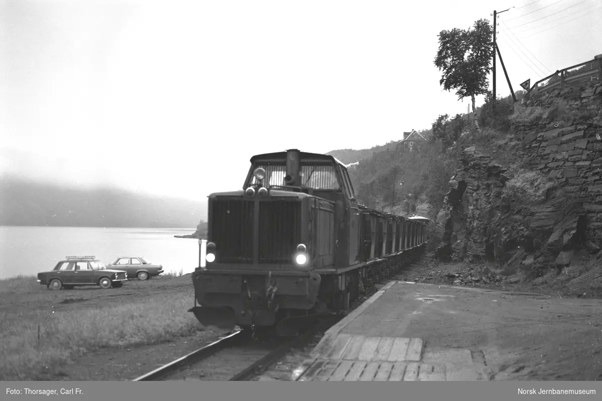 Sulitjelmabanens diesellokomotiv ODIN med blandet tog til Lomi, her ved Sulitjelma stasjon