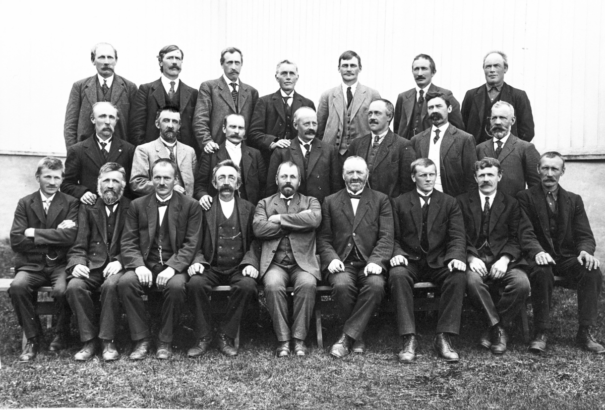 Herredstyre i Sigdal 1920-22. Trolig fotografert foran borgerstua i Prestfoss, 1920. Av 28 representanter var 5 ikke tilstede. Motivet er identisk med SEM.F.00658.