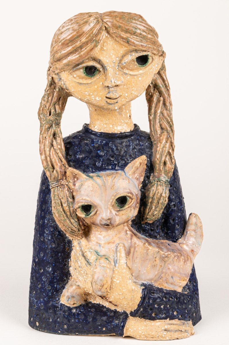 Figurin eller skulptur i stengods, kallad Flicka med katt. Handmodellerad av formgivare Dorothy Clough, Gefle Porslinsfabrik.