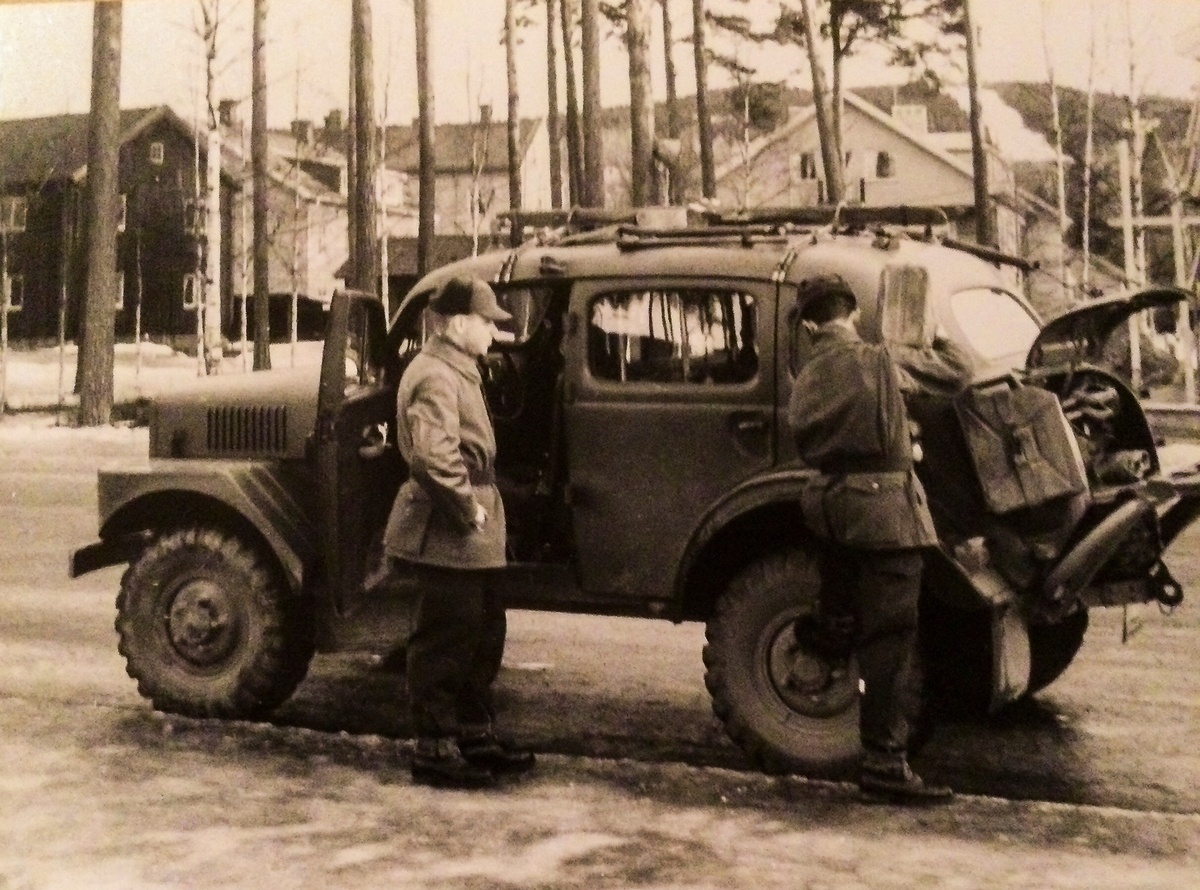 Livkompaniet 1964

IS 1 1963-64
Instruktörsskolan på väg till Sveg för vinterutbildning vid Arméns Motorskolas övningsplats.

Korpralerna Jansson och Karlsson tankar radiopersonterrängbilen längs marschvägen.