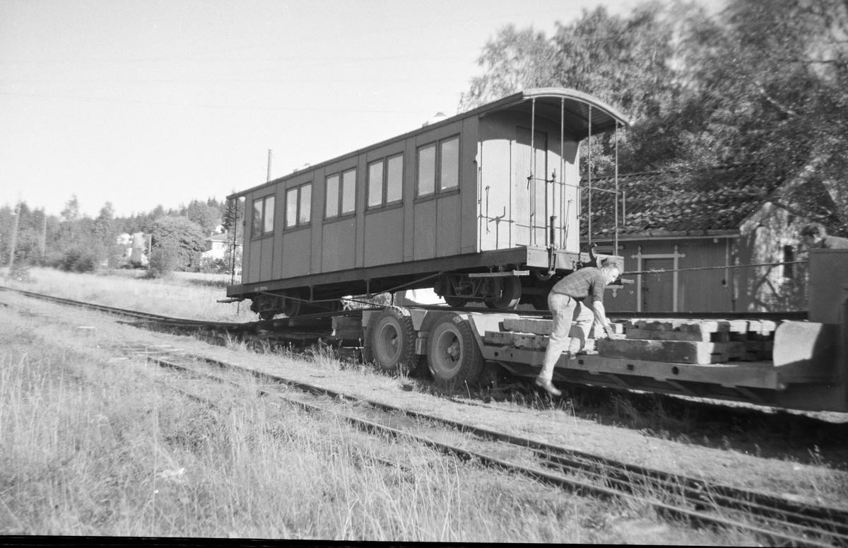 Personvogn Co 2 fra nedlagte Aurskog-Hølandbanen klargjøres for transport fra Skulerud stasjon til museumsbanen Urskog-Hølandsbanen ved Sørumsand