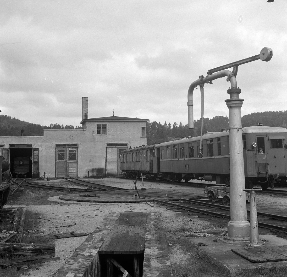 Setesdalsbanens motorvogn litra Bmdo nr. 2674 og personvogn litra BFo nr. 115 utenfor verkstedet på Grovane