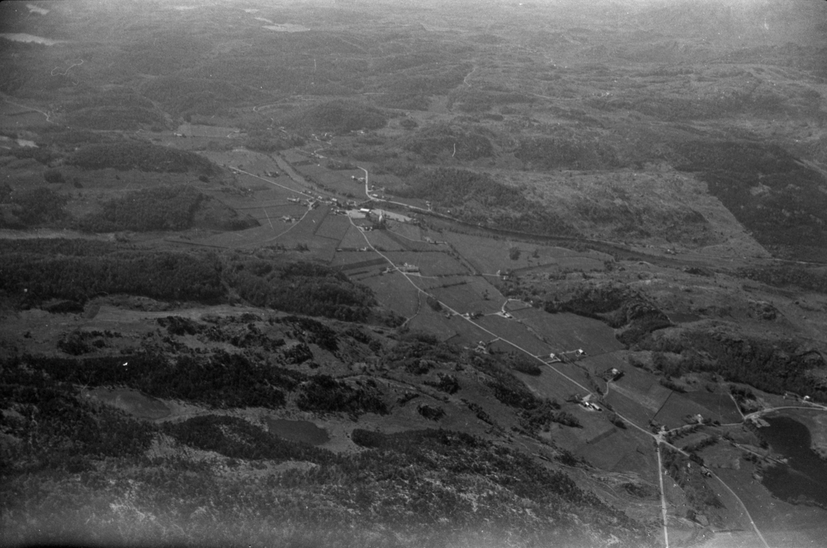 Luftbilde av Odland, april 1975.