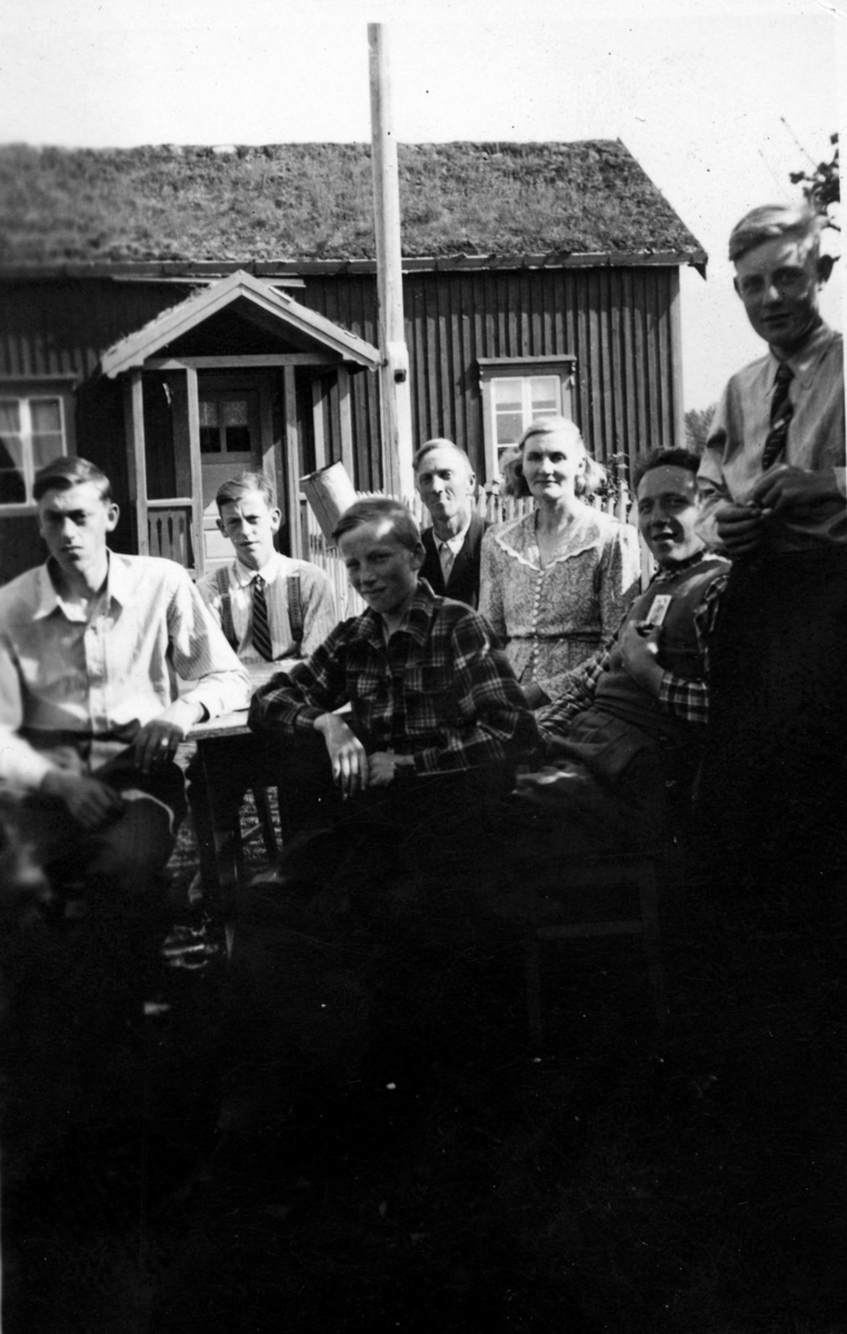 Ungdom har arbeidsstue, Bakkehaug i Målselv i 1940.