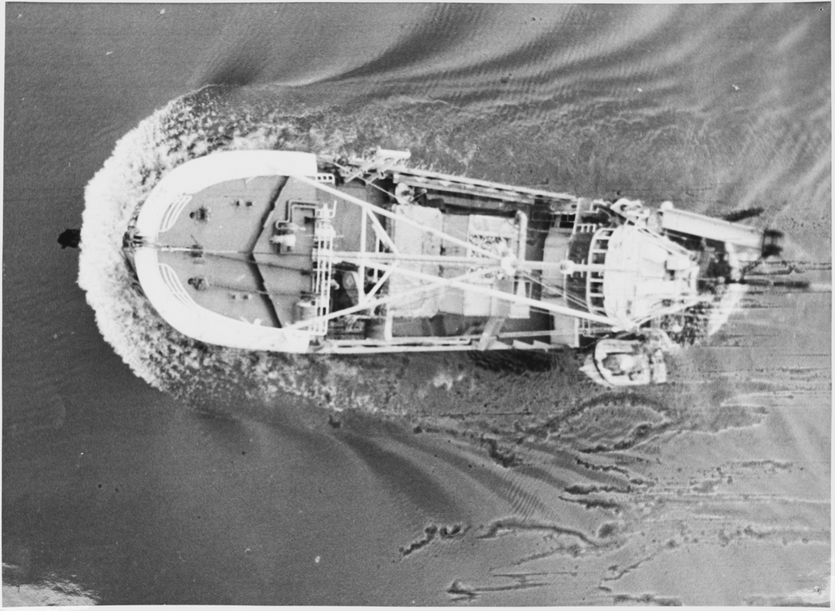 Makrellsnurper passerer Eigerøy bru, ca. 1970.
