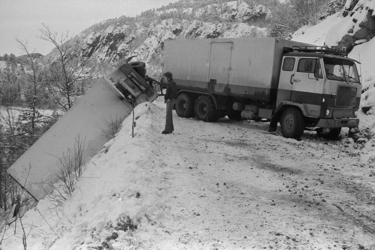 Kjøreuhell ved Åna Sira, januar 1977.