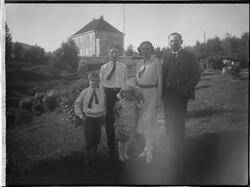Forstkandidat Arild Endresen med kone og tre barn i hagen fo