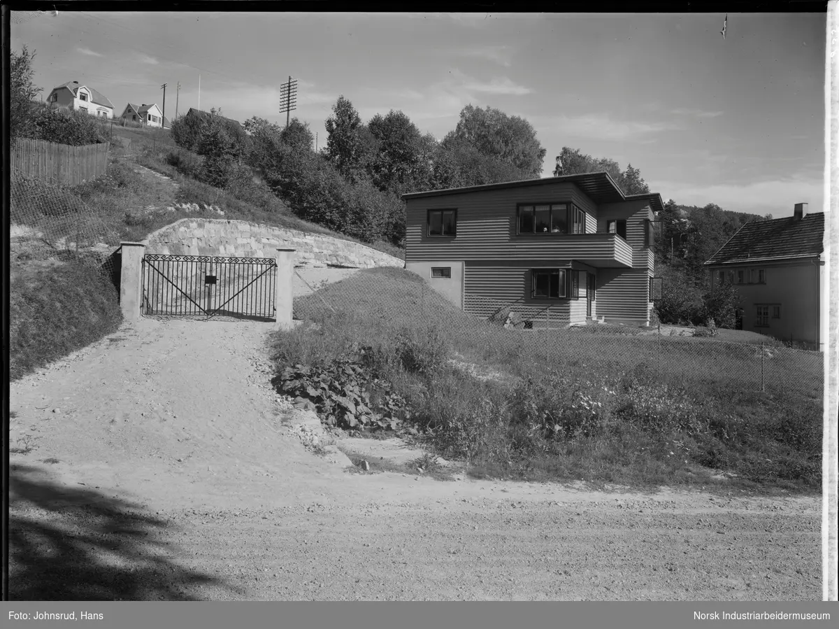 Hans Johnsruds bolig i funkis stil. Smijernsport inn til eindommen og mur langs innkjørsel.