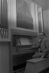 Bakkebø kirke, 1974. Bestyrer Olav Tendeland med orgelet.