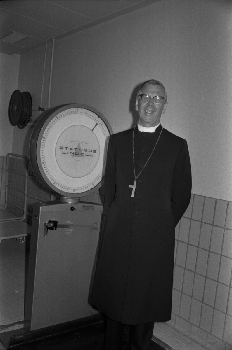 Biskop Olav Hagesæther ved innvielsen av skolen på Bakkebø, 1971.