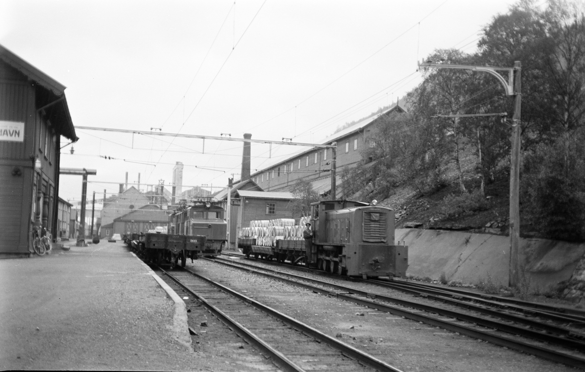 Noe av Thamshavnbanens rullende materiell på Thamshavn stasjon. Til venstre stakevogn litra N nr. 1888, i midten tre elektriske lokomotiver, til høyre diesellok nr. 9 eller 10