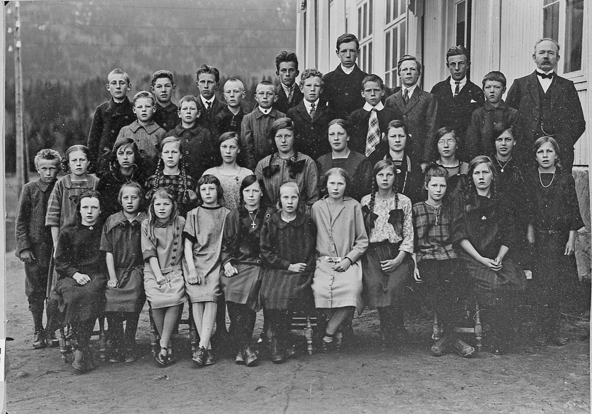 Skolebilde, Kringstad skole. Lærer Albert Mørch. Uten år, muligens 1924-25.